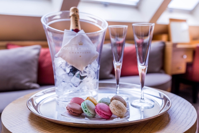 Imagen del bar/restaurante del Hotel Le Pergolese Paris Champs Elysées. Foto 11