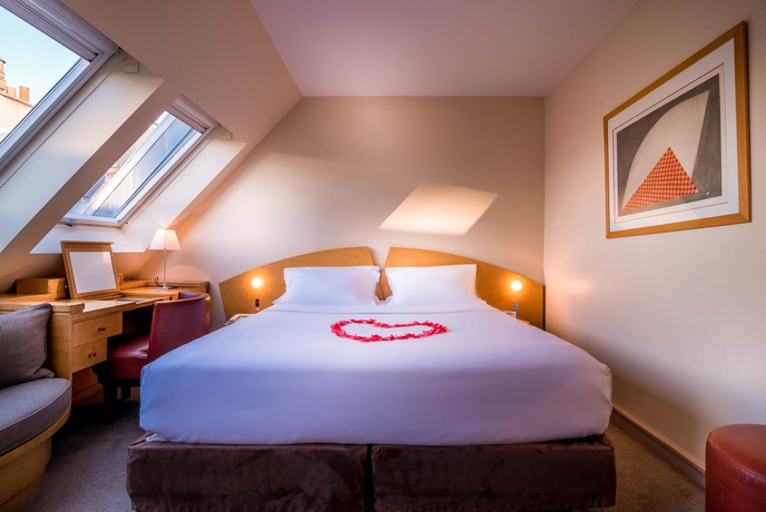 Imagen de la habitación del Hotel Le Pergolese Paris Champs Elysées. Foto 16