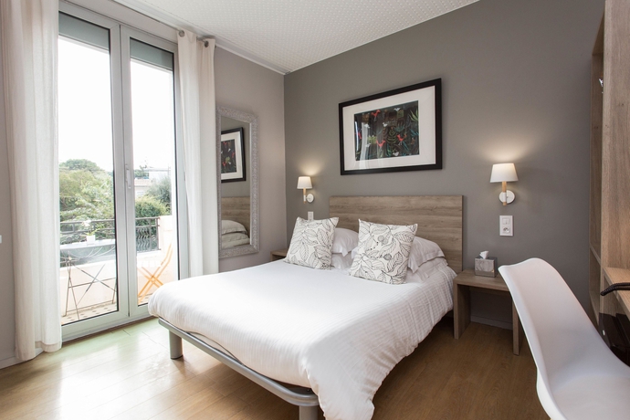 Imagen de la habitación del Hotel Le Petit Castel. Foto 5