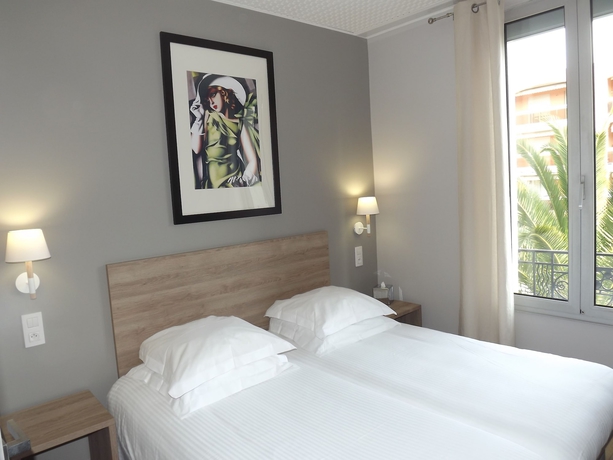 Imagen de la habitación del Hotel Le Petit Castel. Foto 7