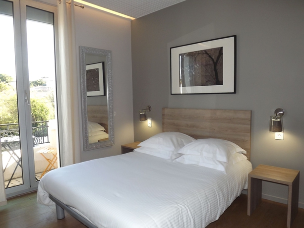 Imagen de la habitación del Hotel Le Petit Castel. Foto 10