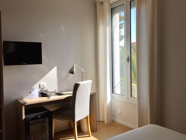 Imagen de la habitación del Hotel Le Petit Castel. Foto 11