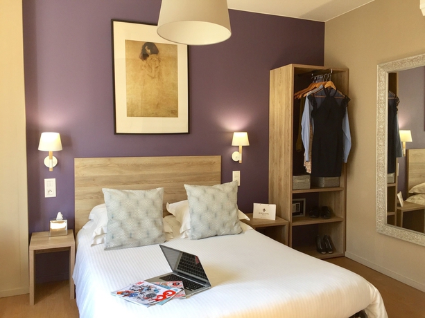 Imagen de la habitación del Hotel Le Petit Castel. Foto 13