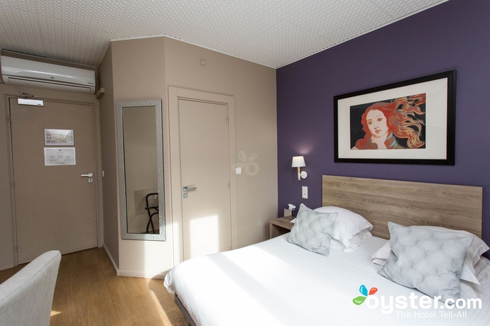 Imagen de la habitación del Hotel Le Petit Castel. Foto 17