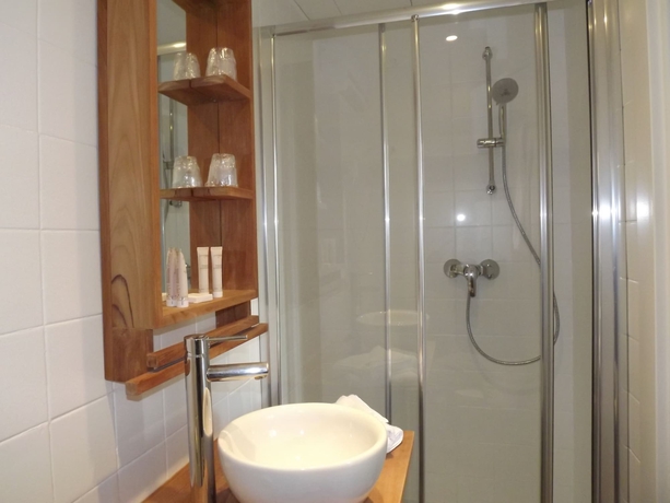 Imagen de la habitación del Hotel Le Petit Castel. Foto 18