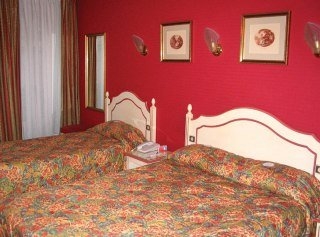 Imagen de la habitación del Hotel Le Petit Manoir, Gare du Nord. Foto 4