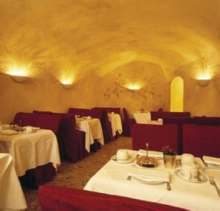 Imagen del bar/restaurante del Hotel Le Petit Manoir, Gare du Nord. Foto 3