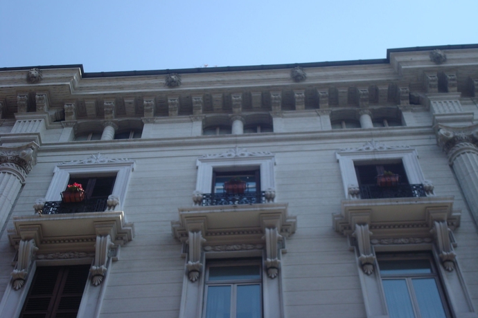 Imagen de los exteriores del Hotel Le Petit, Plaza de la Rep&uacute;blica. Foto 8