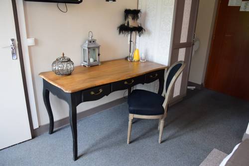 Imagen de la habitación del Hotel Le Petit Relais. Foto 3