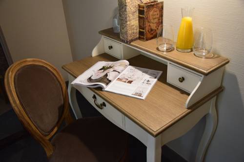 Imagen de la habitación del Hotel Le Petit Relais. Foto 12