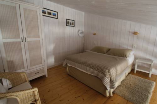 Imagen de la habitación del Hotel Le Peu Breton. Foto 11