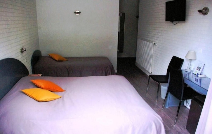 Imagen de la habitación del Hotel Le Pont-bernet. Foto 11