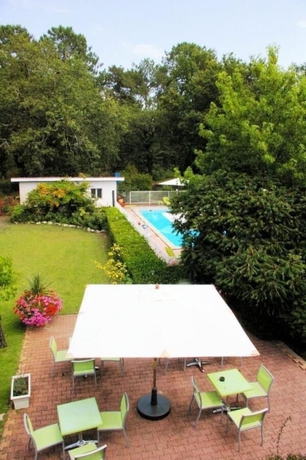 Imagen de los exteriores del Hotel Le Pont-bernet. Foto 15