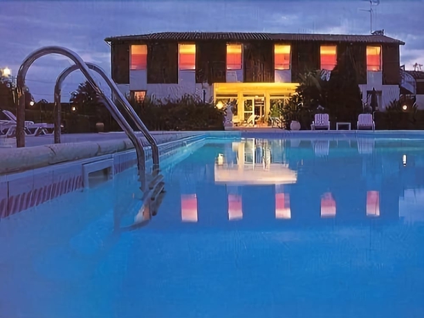 Imagen de la piscina del Hotel Le Pont-bernet. Foto 19