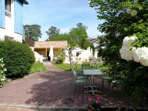 Imagen de los exteriores del Hotel Le Pont-bernet. Foto 17