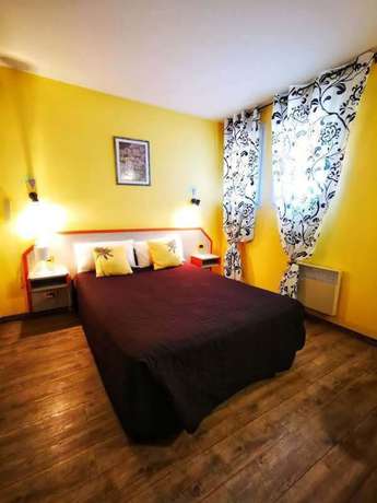 Imagen de la habitación del Hotel Le Pradet. Foto 8