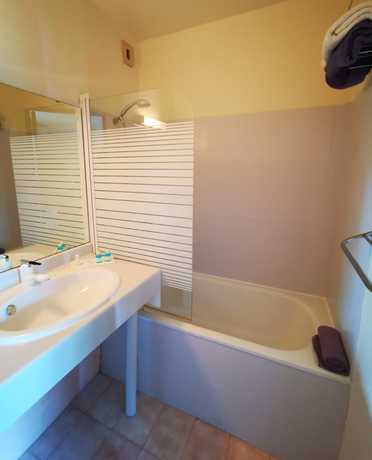 Imagen de la habitación del Hotel Le Pradet. Foto 9