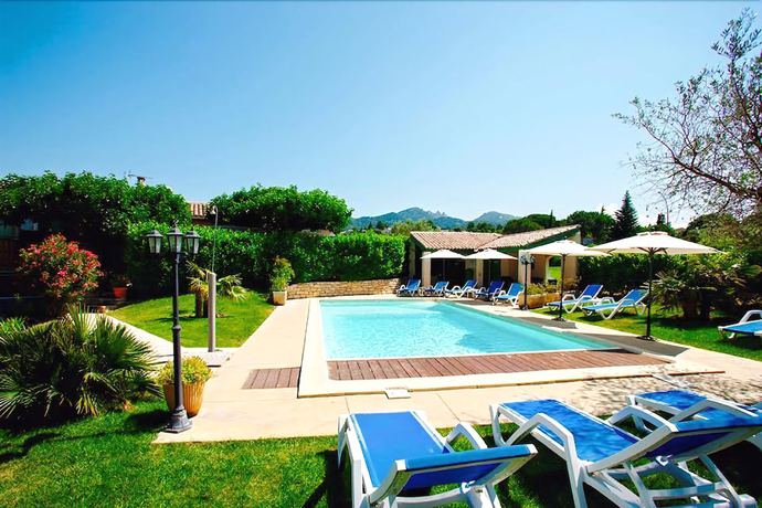 Imagen de la piscina del Hotel Le Pradet. Foto 17