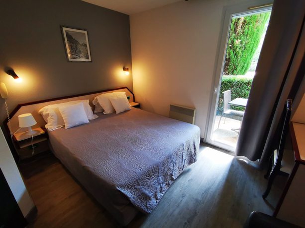 Imagen de la habitación del Hotel Le Pradet. Foto 11