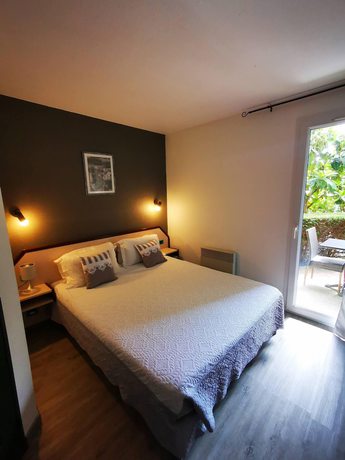 Imagen de la habitación del Hotel Le Pradet. Foto 12