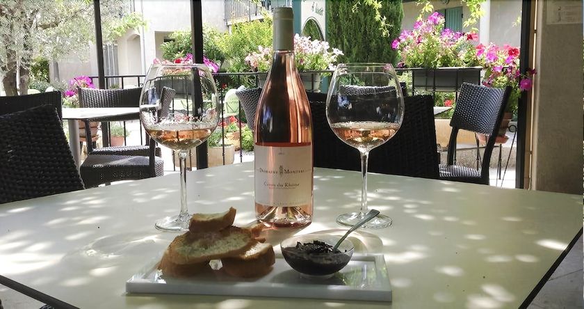 Imagen del bar/restaurante del Hotel Le Pradet. Foto 3