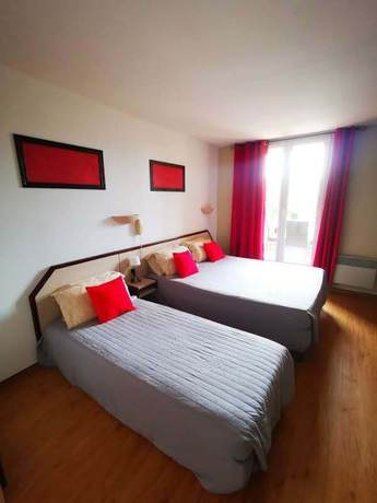 Imagen de la habitación del Hotel Le Pradet. Foto 13