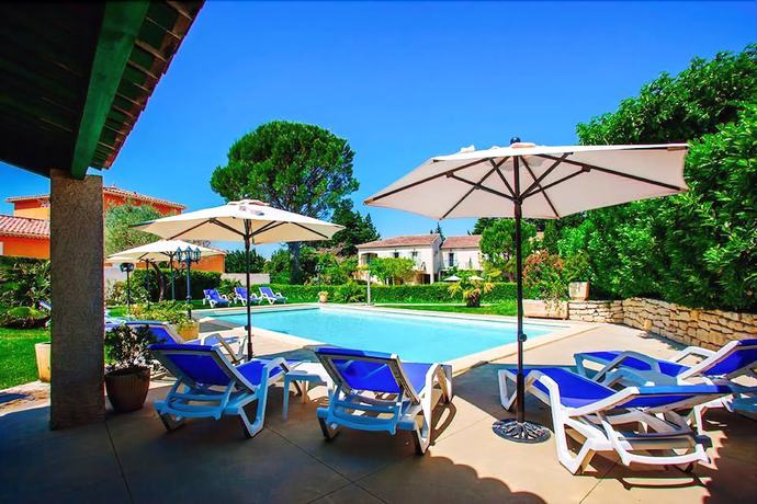 Imagen de la piscina del Hotel Le Pradet. Foto 18