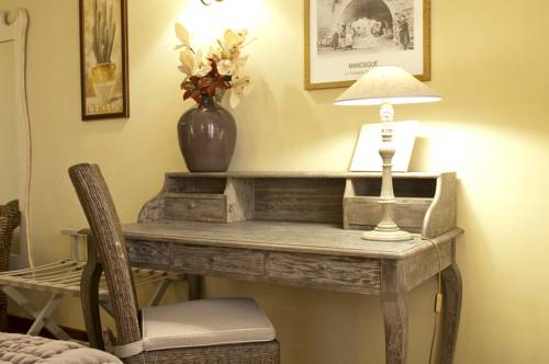 Imagen de la habitación del Hotel Le Pr&eacute; Saint Michel. Foto 6