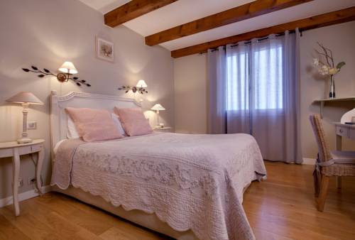 Imagen de la habitación del Hotel Le Pr&eacute; Saint Michel. Foto 9