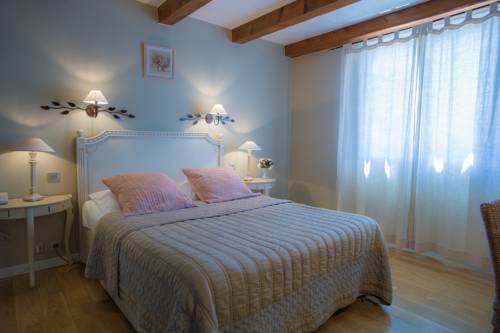 Imagen de la habitación del Hotel Le Pr&eacute; Saint Michel. Foto 12