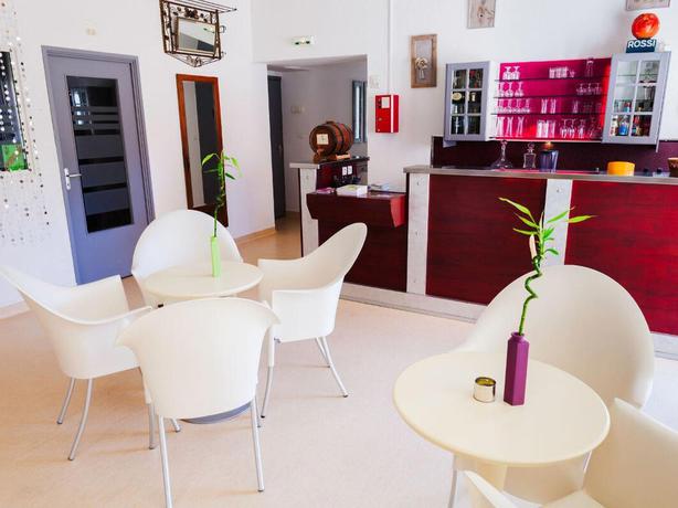 Imagen del bar/restaurante del Hotel Le President Gare Tgv Nimes Pont Du Gard. Foto 2