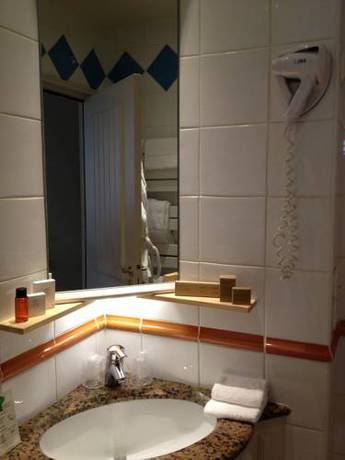 Imagen de la habitación del Hotel Le Querrien. Foto 8