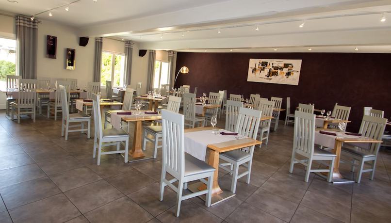 Imagen del bar/restaurante del Hotel Le R&eacute;verb&egrave;re - La Cuisinerie - L\'H&ocirc;tellerie. Foto 2