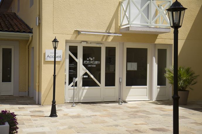 Imagen de los interiores del Hotel Le R&eacute;verb&egrave;re - La Cuisinerie - L\'H&ocirc;tellerie. Foto 20