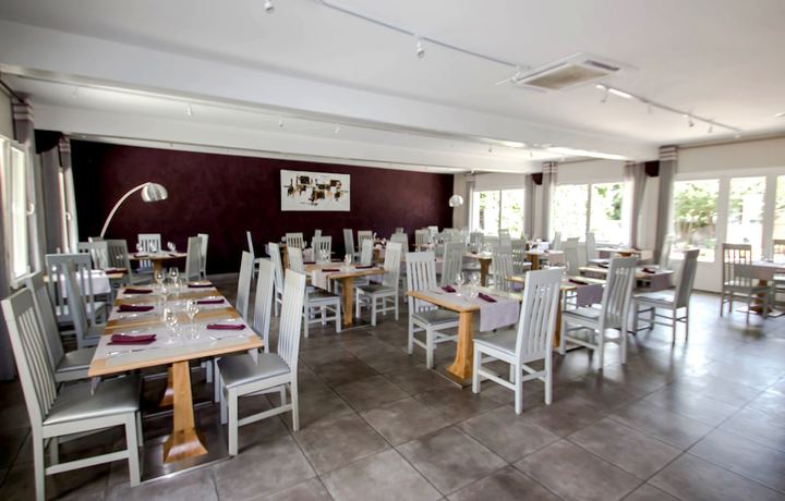Imagen del bar/restaurante del Hotel Le R&eacute;verb&egrave;re - La Cuisinerie - L\'H&ocirc;tellerie. Foto 8