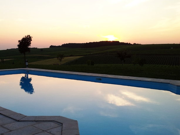 Imagen de la piscina del Hotel Le Relais De Saint-preuil, The Originals Relais (relais Du Silence). Foto 12