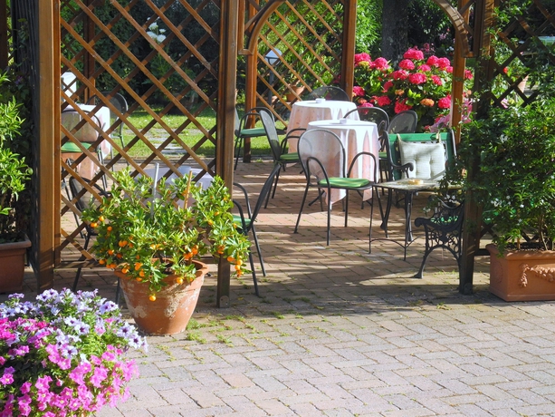 Imagen de los exteriores del Hotel Le Renaie. Foto 11