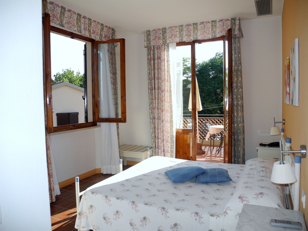 Imagen de la habitación del Hotel Le Renaie. Foto 7