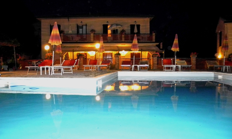 Imagen de la piscina del Hotel Le Renaie. Foto 16