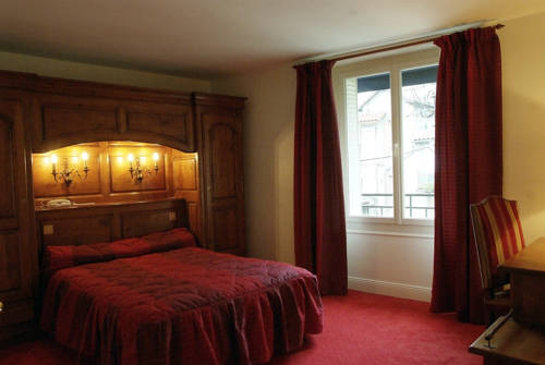 Imagen de la habitación del Hotel Le Renaissance, AURILLAC. Foto 7