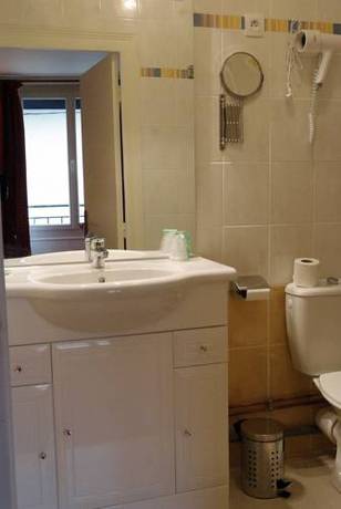 Imagen de la habitación del Hotel Le Renaissance, AURILLAC. Foto 15