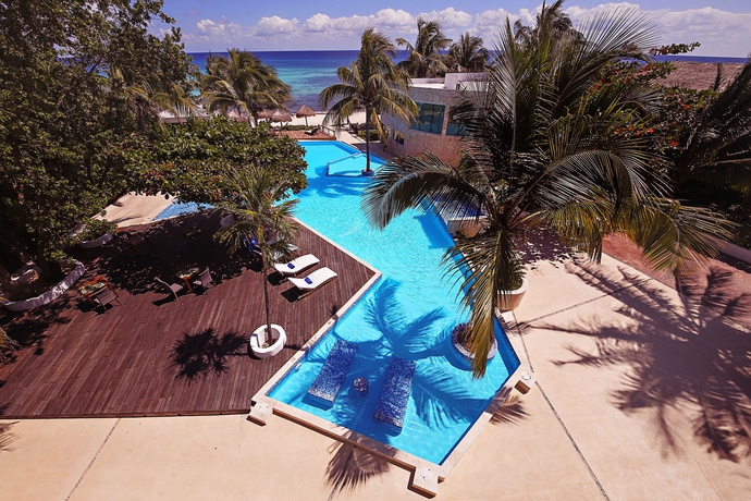 Imagen de la piscina del Hotel Le Reve Beachfront. Foto 14