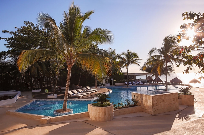 Imagen de la piscina del Hotel Le Reve Beachfront. Foto 15