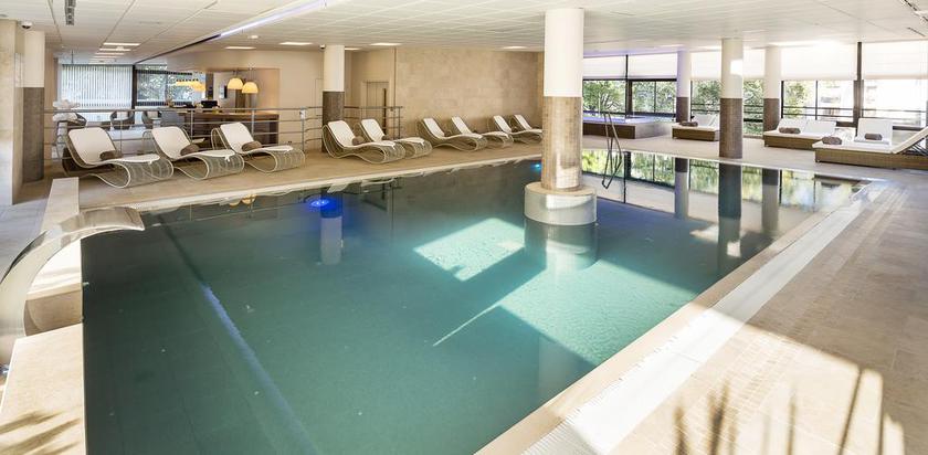 Imagen de la piscina del Hotel Le Riviera, AIX LES BAINS. Foto 11