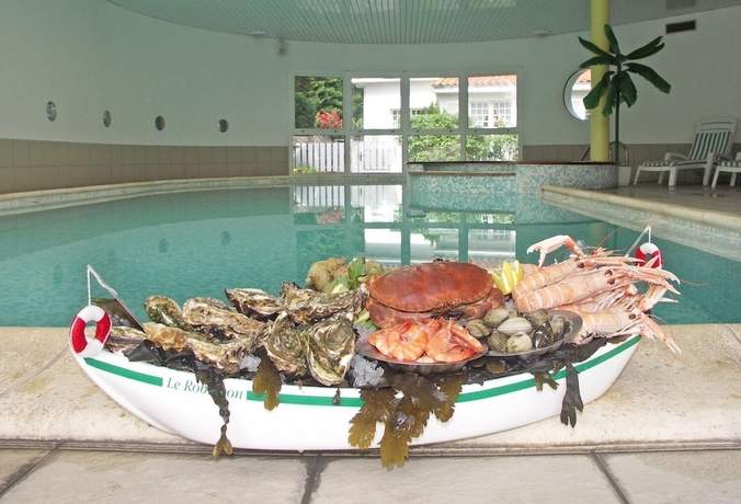 Imagen de la piscina del Hotel Le Robinson. Foto 16