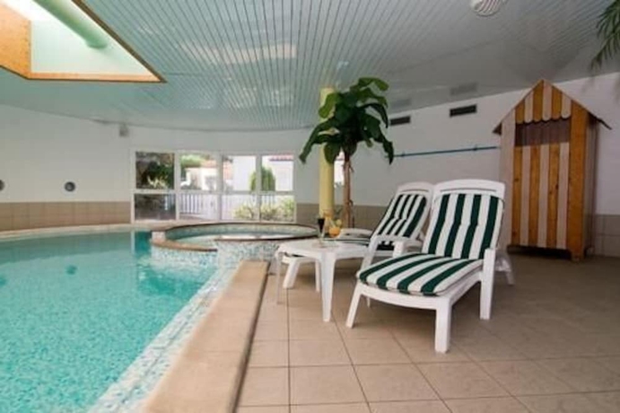 Imagen de la piscina del Hotel Le Robinson. Foto 19