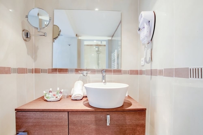Imagen de la habitación del Hotel Le Roc E Fiori. Foto 3