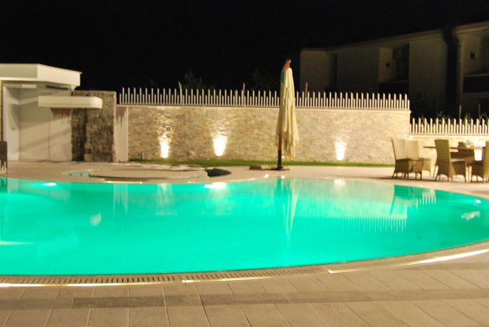 Imagen de la piscina del Hotel Le Rocce. Foto 5