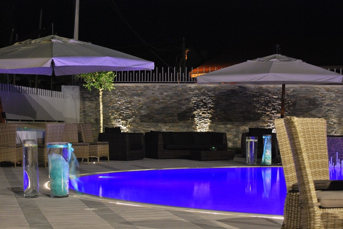 Imagen de la piscina del Hotel Le Rocce. Foto 6