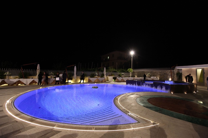 Imagen de la piscina del Hotel Le Rocce. Foto 7